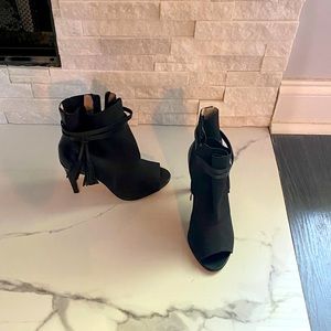 Black leather bootie Quinby by French connection